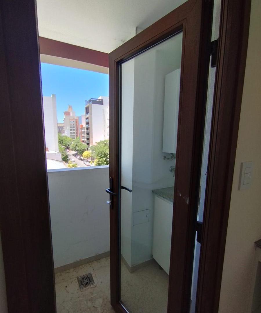 Foto de DEPARTAMENTO EN ALQUILER DE UN DORMITORIO CON COCHERA EN LA PLATA, imagen 5
