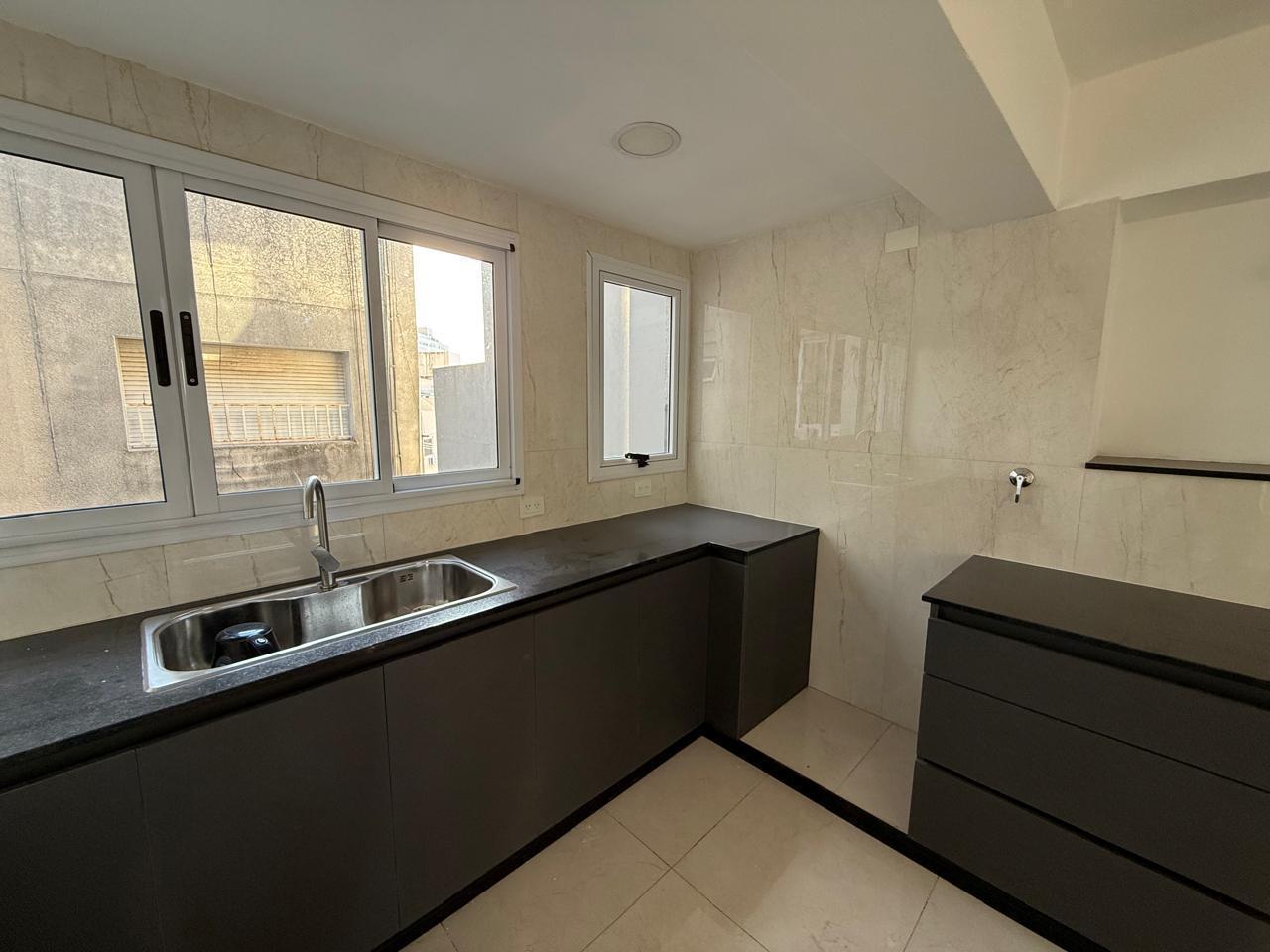 Foto de VENTA DE DUPLEX DE 4 DORMITORIOS EN DIAGONAL 80 Y 47 - LA PLATA, imagen 4