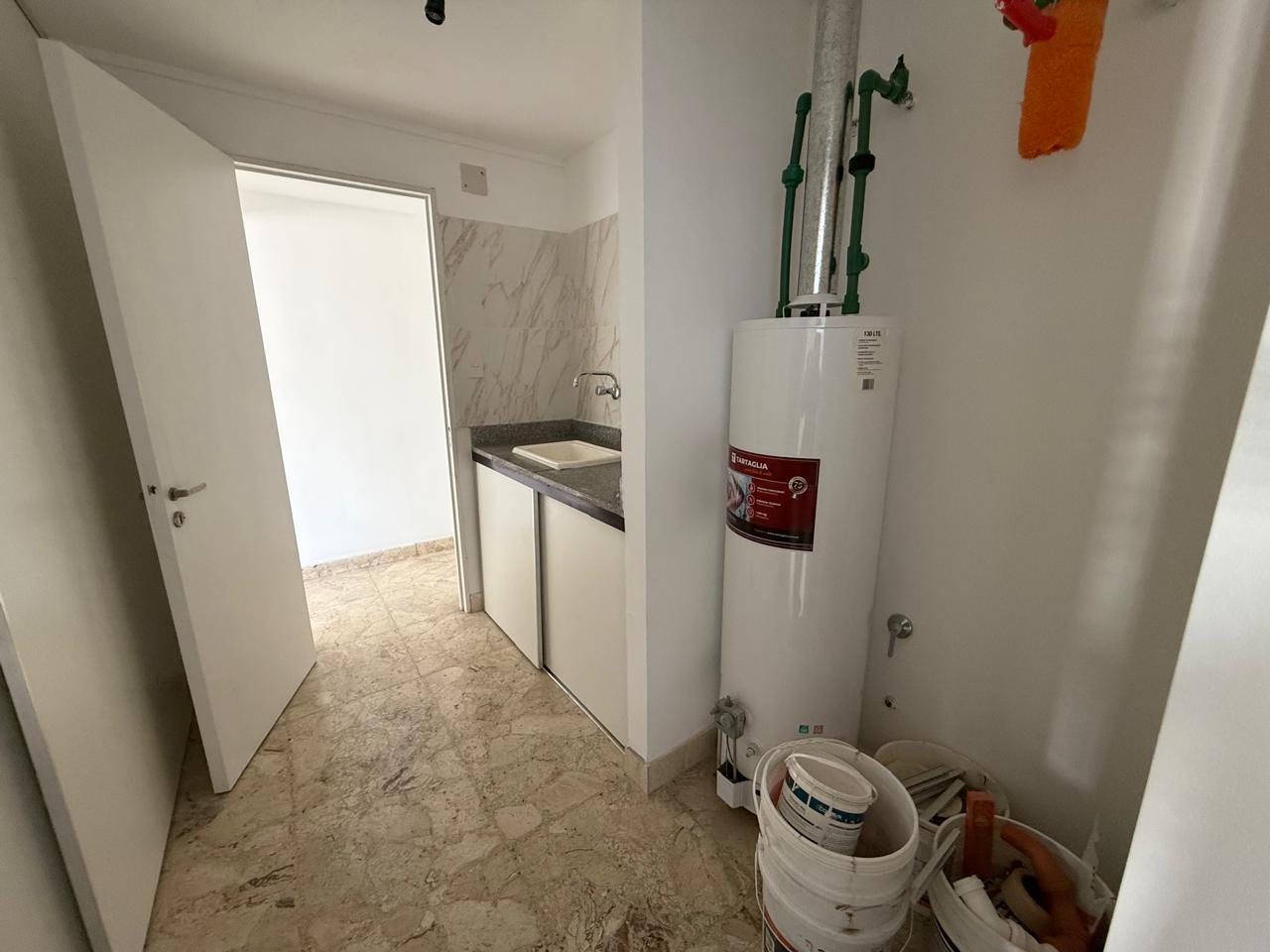 Foto de VENTA DE DUPLEX DE 4 DORMITORIOS EN DIAGONAL 80 Y 47 - LA PLATA, imagen 3