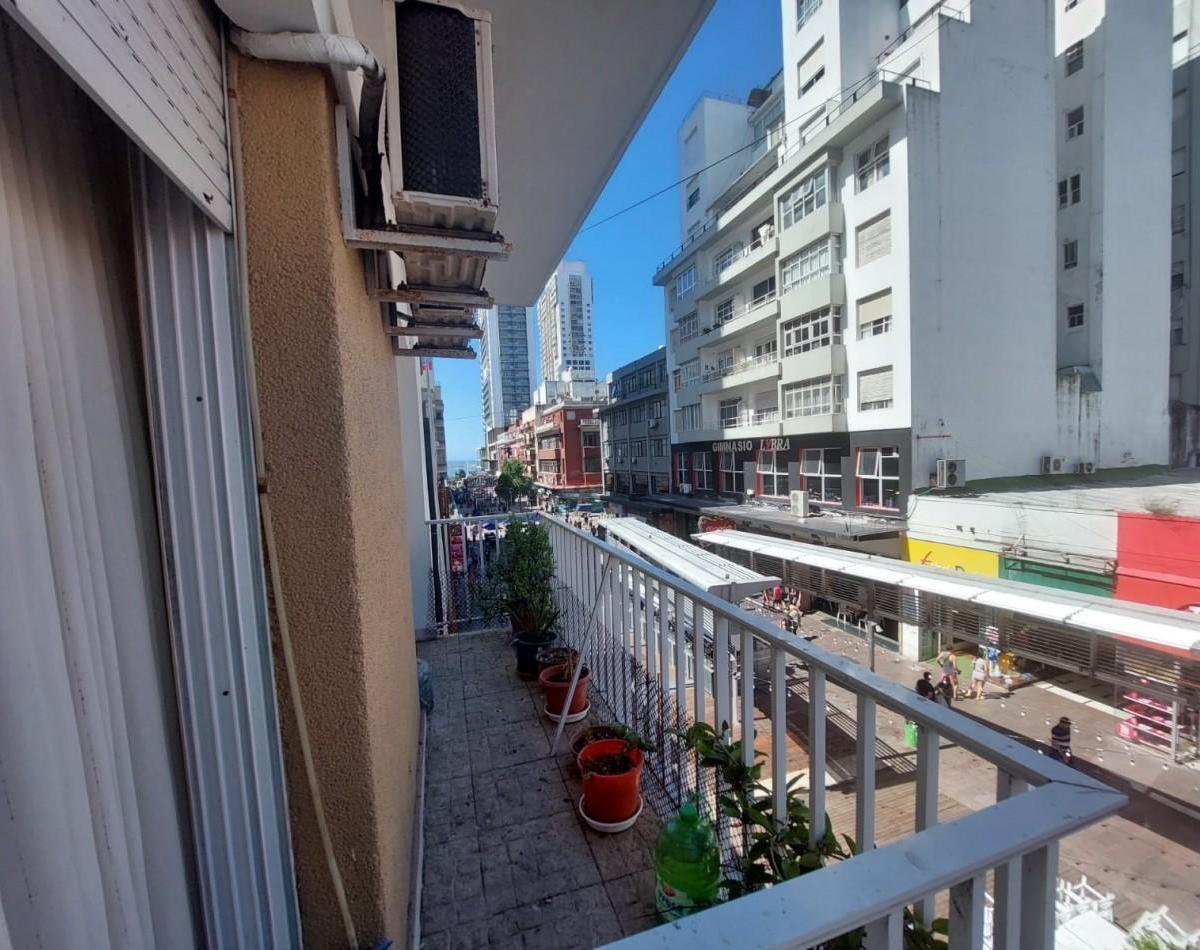 Dpto 3 ambientes reciclado con balcon a Peatonal San Martin y Cochera