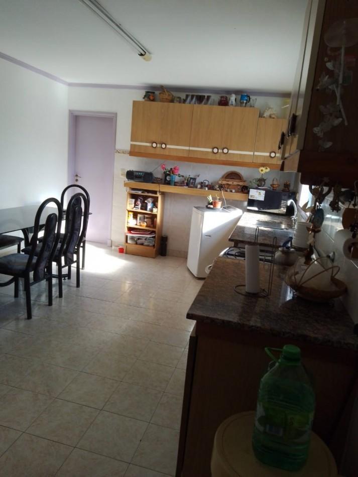 Foto de EN VENTA. PROPIEDAD EN BLOCK. LOCAL MAS DEPARTAMENTOS. ITUZAINGO 4600, imagen 2