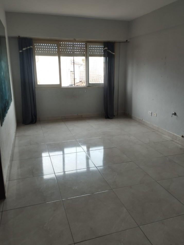 EN VENTA. 3 AMBIENTES EN COMPLEJO CERRADO, CON ESTACIONAMIENTO. APTO CREDITO. SOBRE AVENIDA LIBERTAD