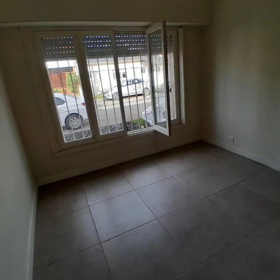 CHALET DE TRES AMBIENTES, RECICLADO. EN BARRIO VILLA PRIMERA 4