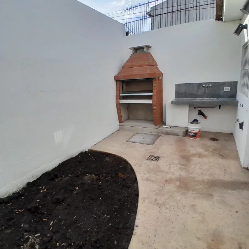 CHALET DE TRES AMBIENTES, RECICLADO. EN BARRIO VILLA PRIMERA 8
