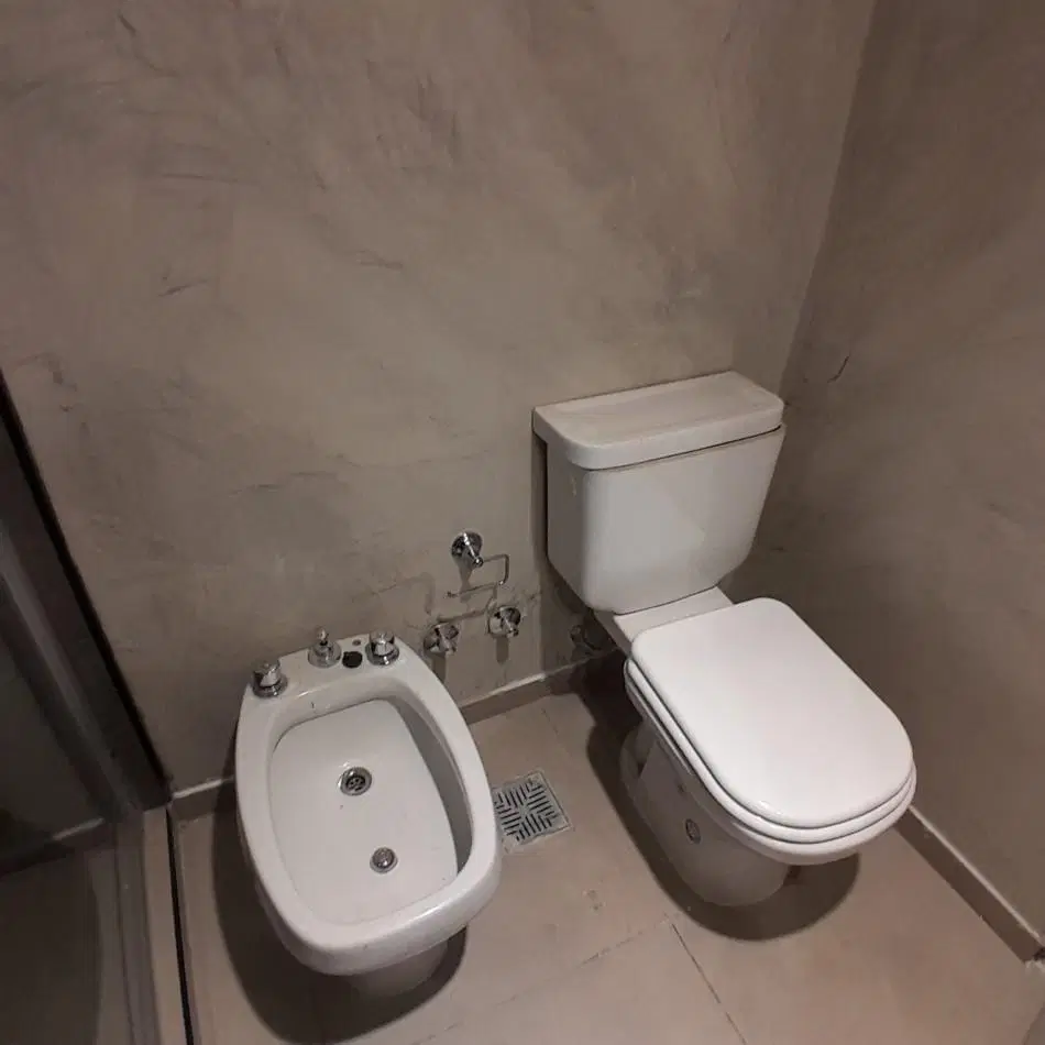 CHALET DE TRES AMBIENTES, RECICLADO. EN BARRIO VILLA PRIMERA 5
