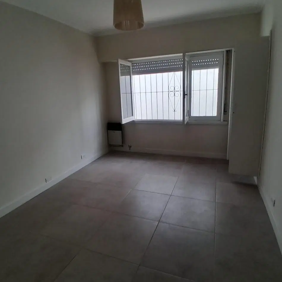 CHALET DE TRES AMBIENTES, RECICLADO. EN BARRIO VILLA PRIMERA 3