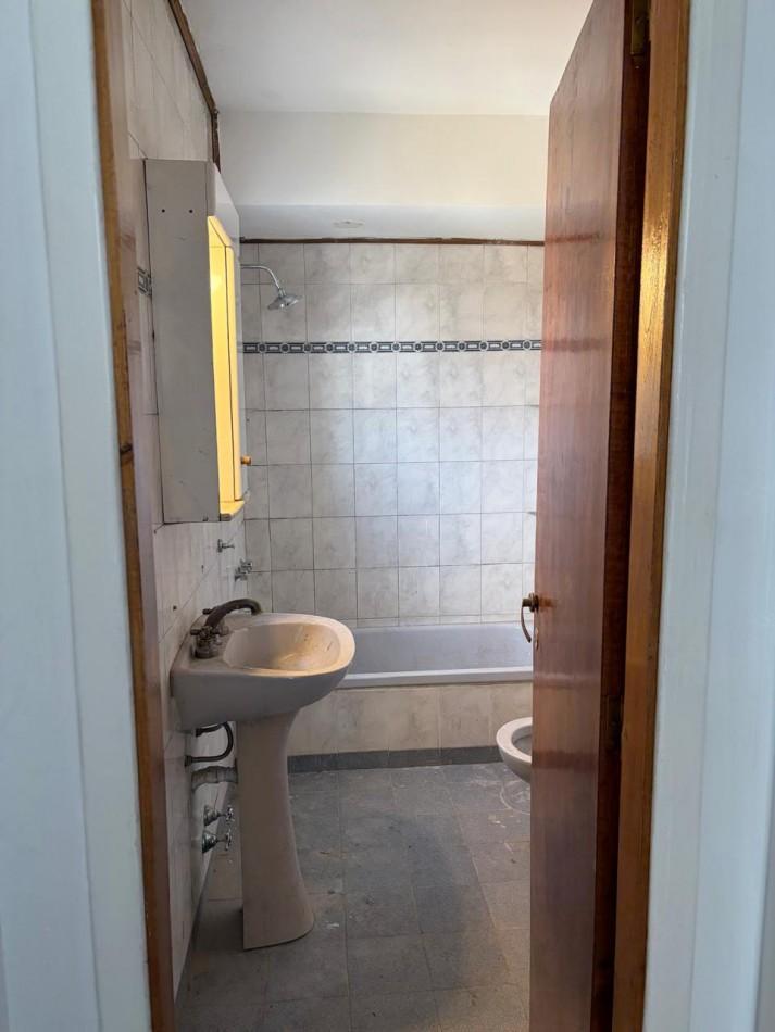 Foto de PH DE 3 AMBIENTES EN PLANTA ALTA CON COCHERA. ZONA PUERTO., imagen 4