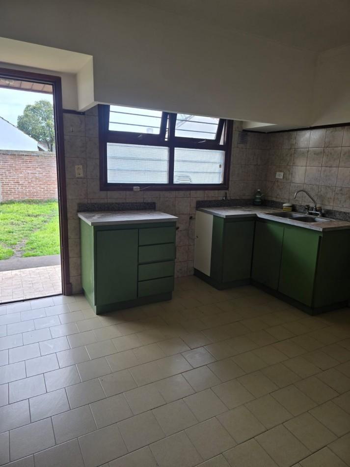 Foto de ALQUILER 24 MESES. CHALET 3 AMBIENTES CON COCHERA. RIVADAVIA 6900, imagen 1
