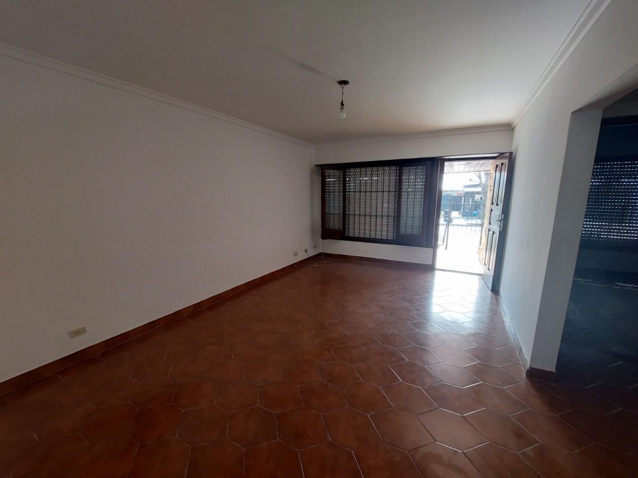 Foto de ALQUILER 24 MESES. CHALET 3 AMBIENTES CON COCHERA. RIVADAVIA 6900, imagen 2