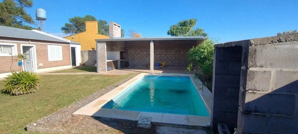 CASA CON PILETA 2 DORMITORIOS Y GRAN PATIO VERDE EN CAYASTÁ 3