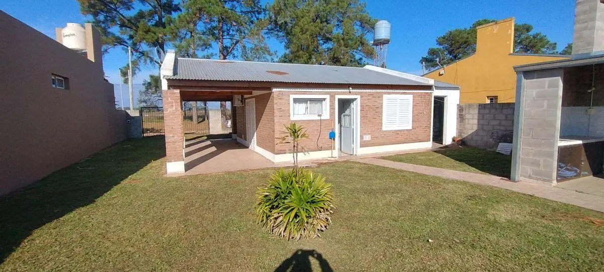 CASA CON PILETA 2 DORMITORIOS Y GRAN PATIO VERDE EN CAYASTÁ 1