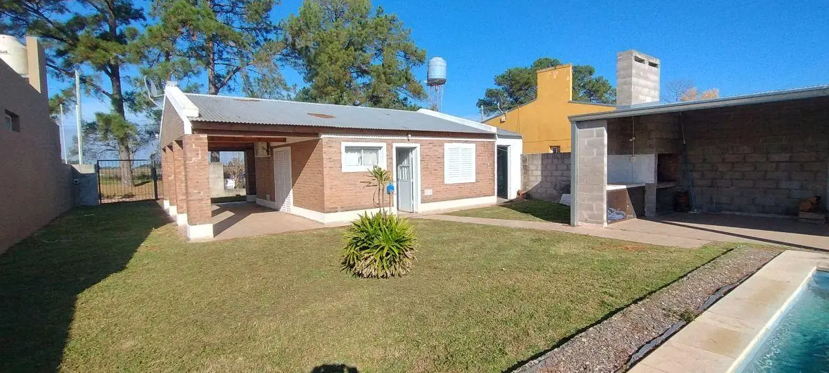 CASA CON PILETA 2 DORMITORIOS Y GRAN PATIO VERDE EN CAYASTÁ 2