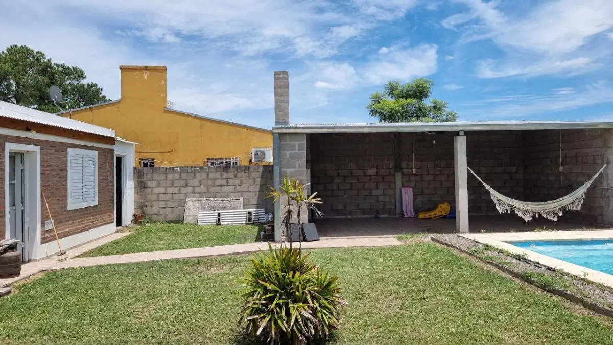 CASA CON PILETA 2 DORMITORIOS Y GRAN PATIO VERDE EN CAYASTÁ 4