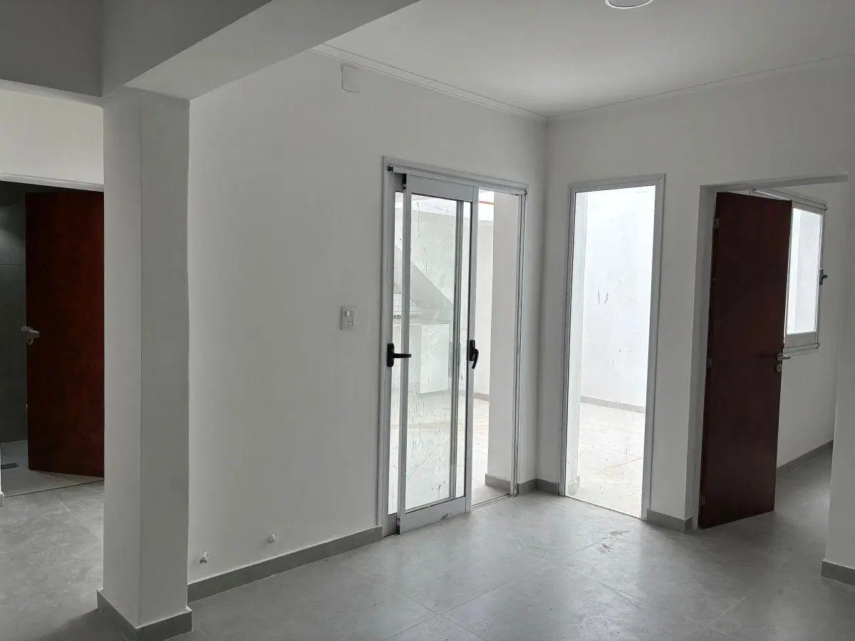 CASA TOTALMENTE RESTAURADA Y MODERNIZADA A ESTRENAR EN FOMENTO 9 DE JULIO 2