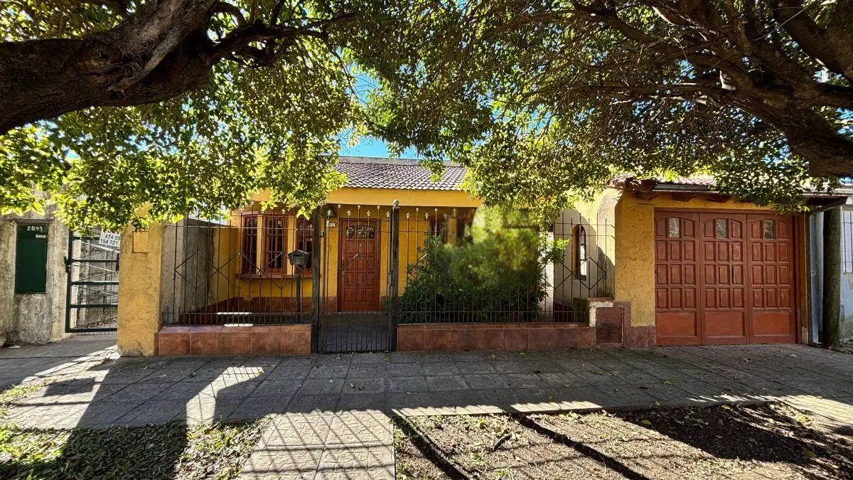 Casa con 3 dormitorios y patio verde en Alte Brown 2800 2