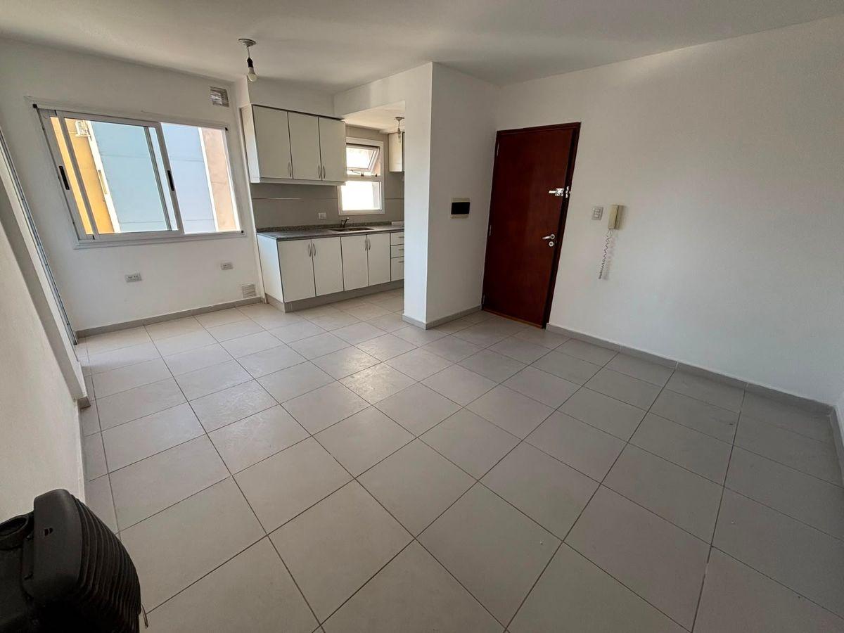 Foto de DEPARTAMENTO DE 1 DORMITORIO CON COCHERA EN CANDIOTI SUR, imagen 5