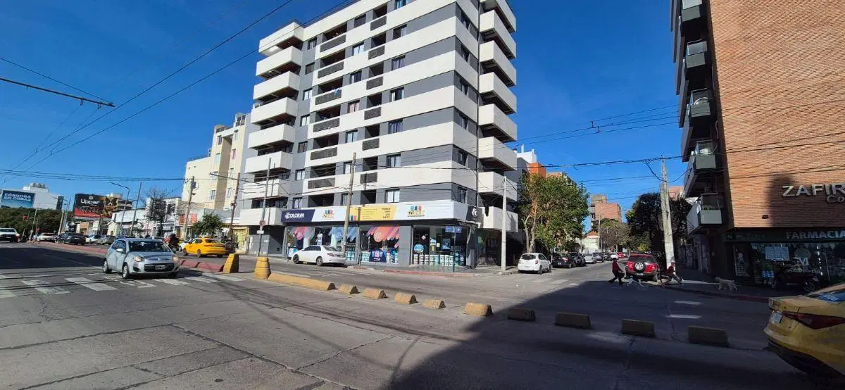 ALQUILO LOCAL COMERCIAL - 220 m2 - Av Colon 2881 4