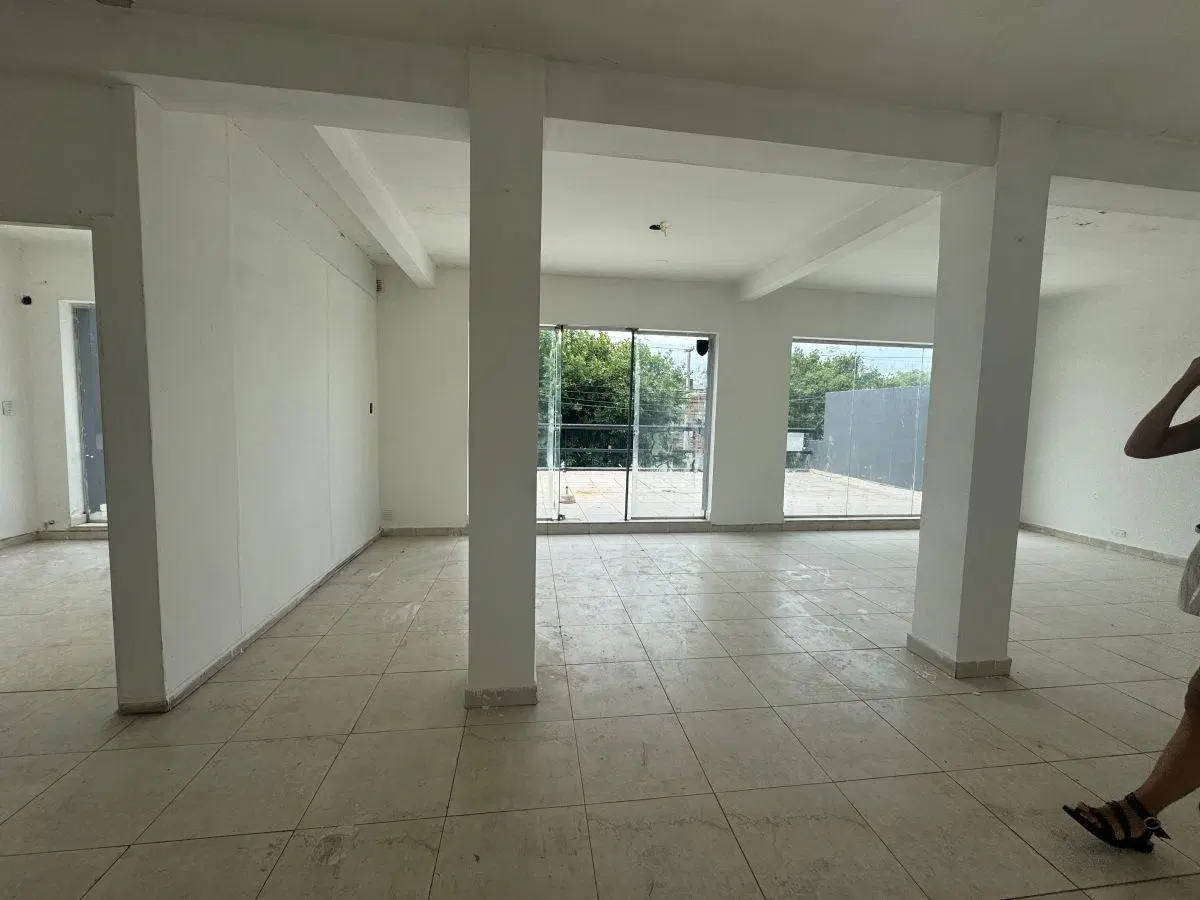 Alquiler local Av Rafael Nuñez 3