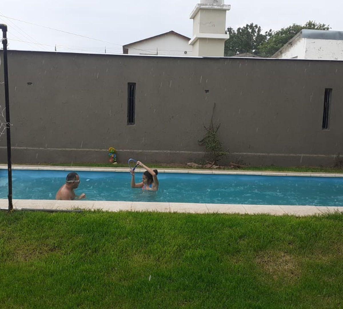 Venta Casa 2 Dorm C/ Pileta + 2 Dpto 1 Dorm c/u + Galpón 5
