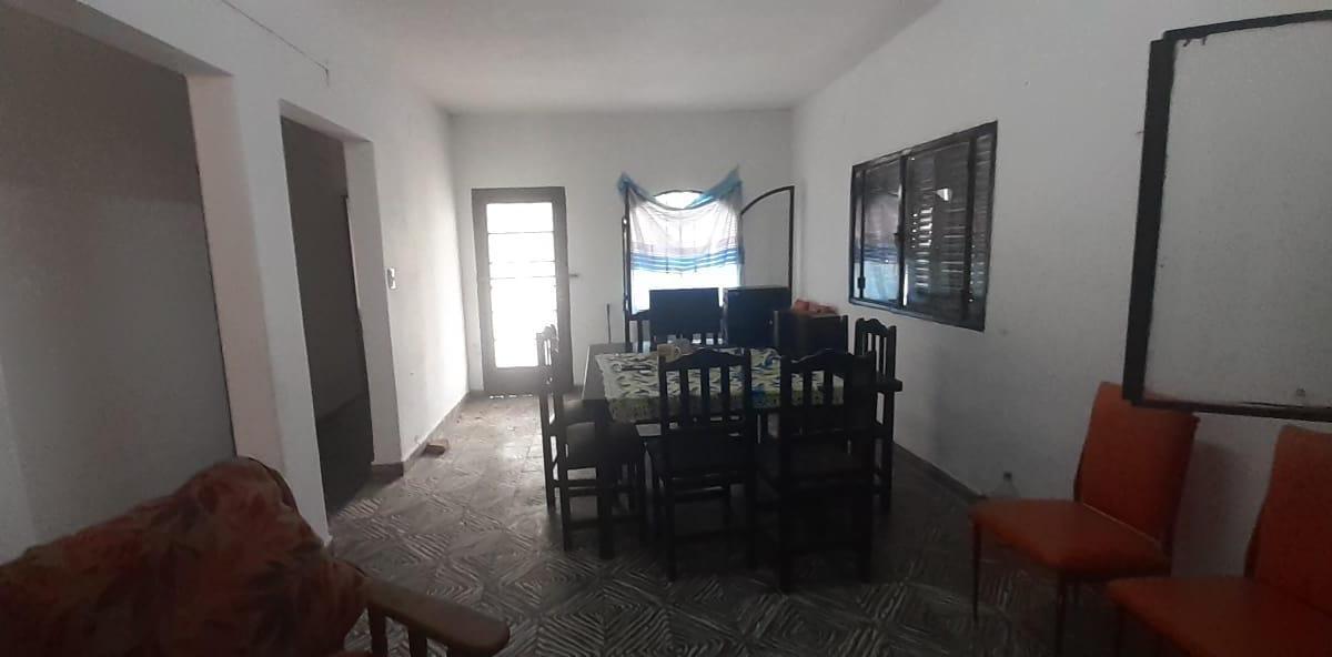 Casa de 3 Dorm. en Barrio Echeverria 3