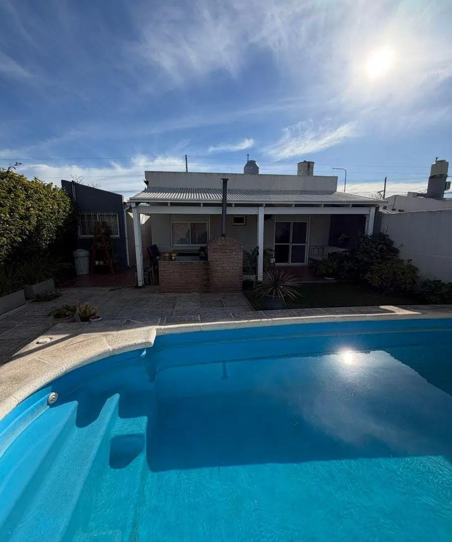 Casa con 3 dormitorios y pileta en venta en Barrio Polo 1