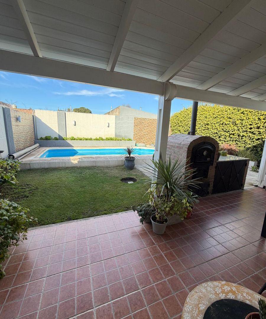 Casa con 3 dormitorios y pileta en venta en Barrio Polo