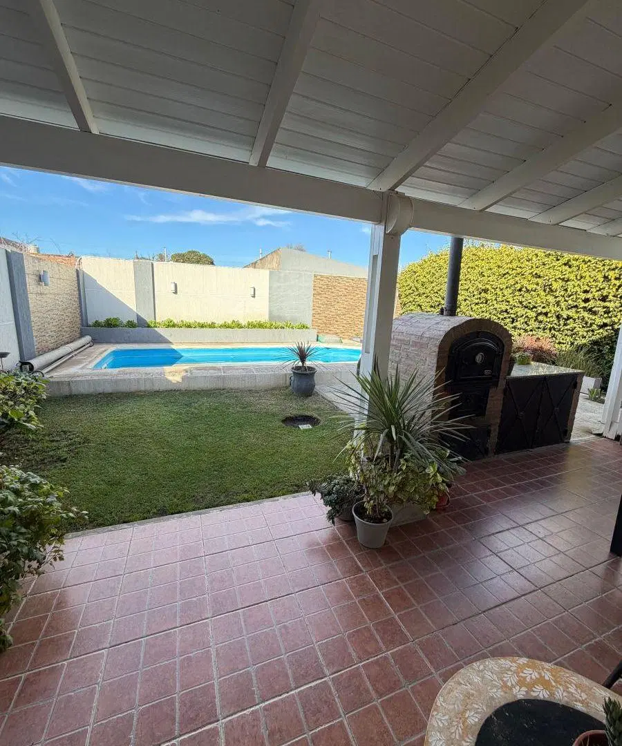 Casa con 3 dormitorios y pileta en venta en Barrio Polo 4