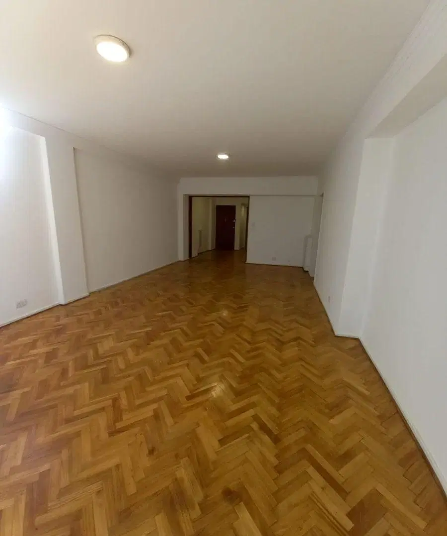 Amplio Departamento 4 Ambientes con Balcón y Cochera – Excelente Zona 3