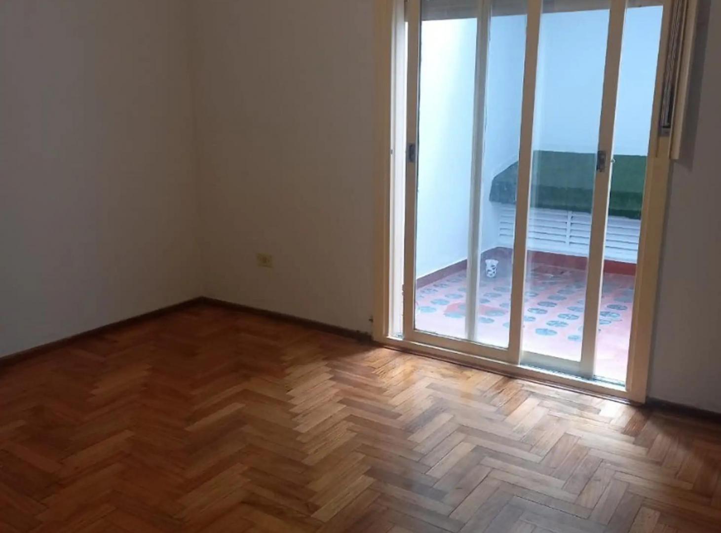 Foto de DEPARTAMENTO DE 2 AMBIENTES CON PATIO , INMEJORABLE UBICACION, imagen 3
