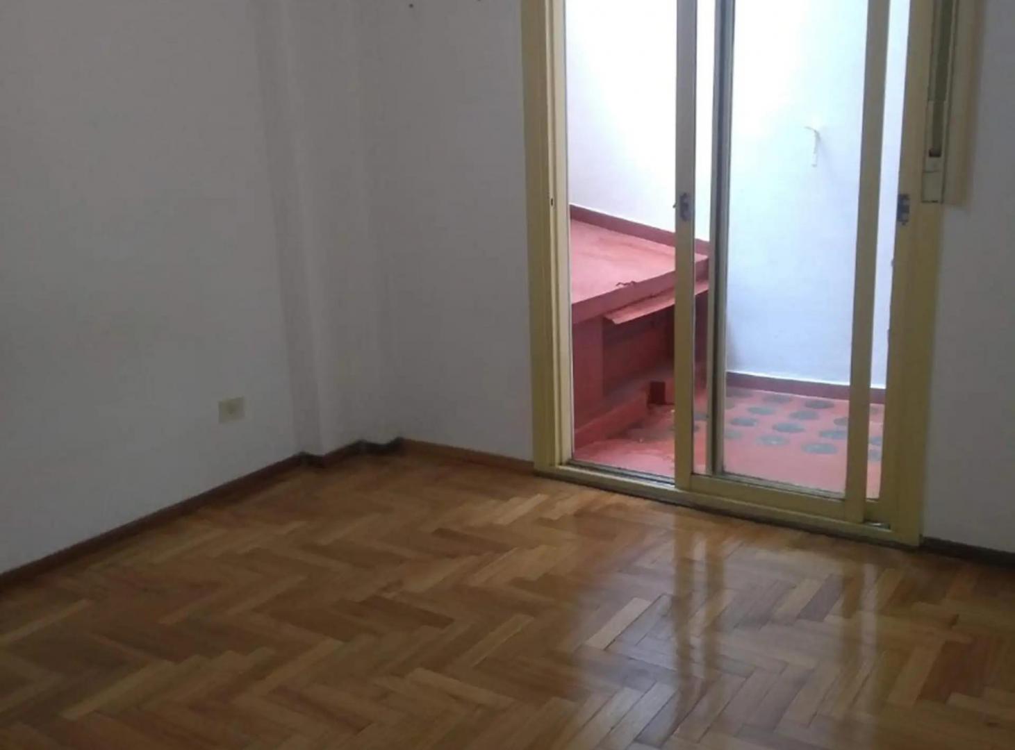 Foto de DEPARTAMENTO DE 2 AMBIENTES CON PATIO , INMEJORABLE UBICACION, imagen 4