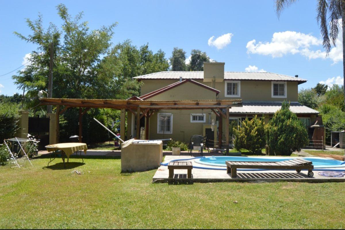 Hermosa casa 133 mts cub. 2 plantas, lote de 14,50 x 36,50, 4dorm. Living, playroom, quincho,pileta.