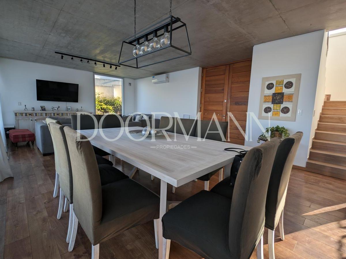 Foto de Casa en venta a la laguna barrio san sebastían 4 ambientes pileta, imagen 2