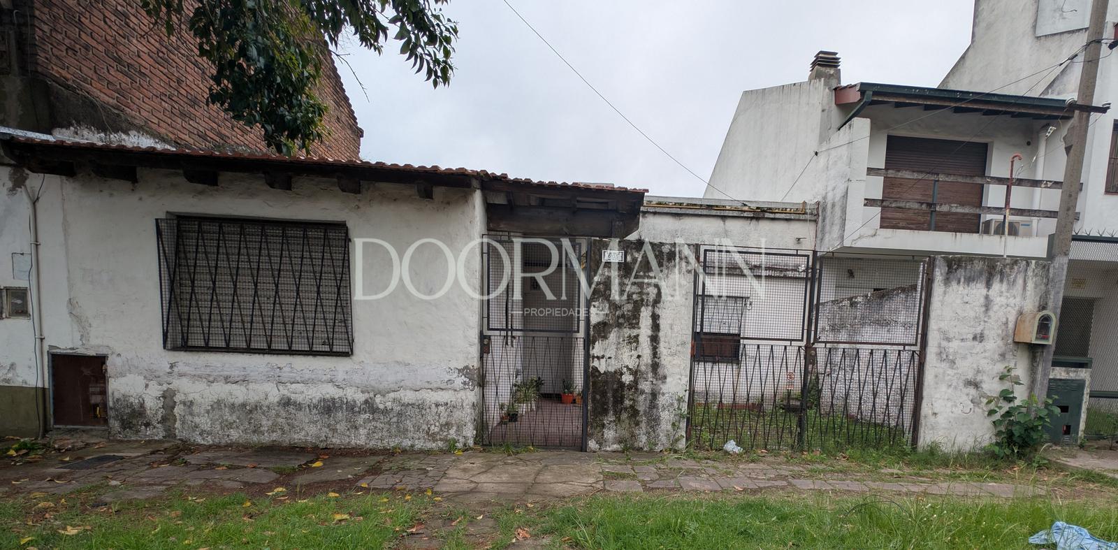 Casa en venta dos 4 ambientes jardín garage PERMUTA
