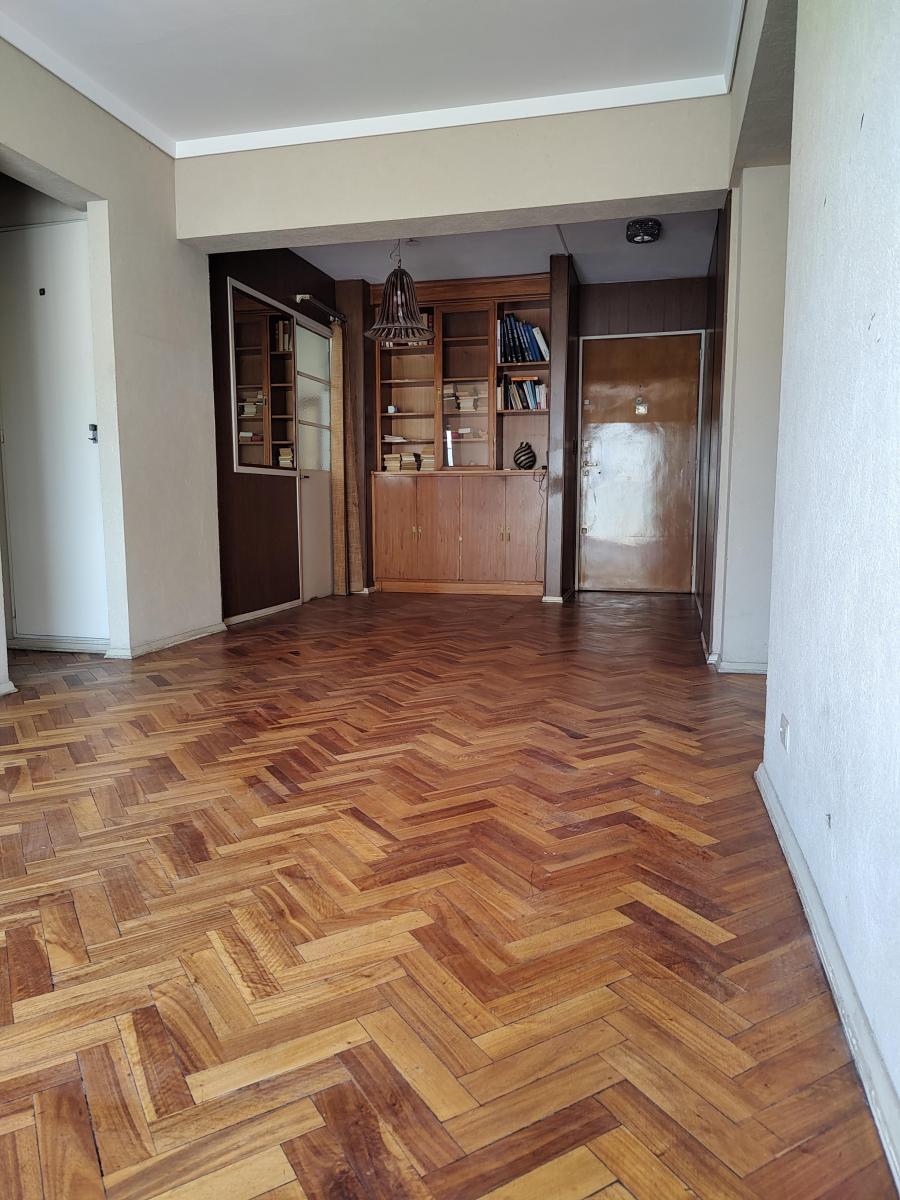 Departamento de 4 Ambientes, Al Frente con Balcón Corrido. Excelente Ubicación! 2