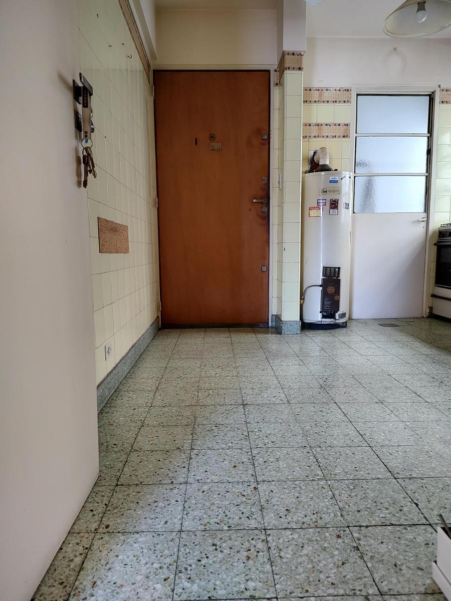 Departamento de 4 Ambientes, Al Frente con Balcón Corrido. Excelente Ubicación! 3