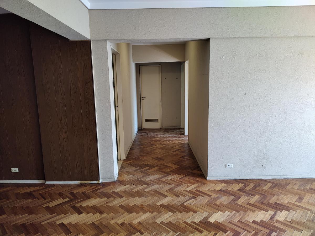 Departamento de 4 Ambientes, Al Frente con Balcón Corrido. Excelente Ubicación! 1