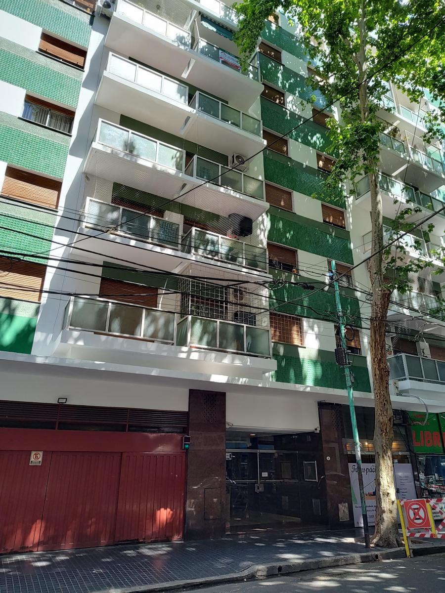 Departamento de 4 Ambientes, Al Frente con Balcón Corrido. Excelente Ubicación! 1