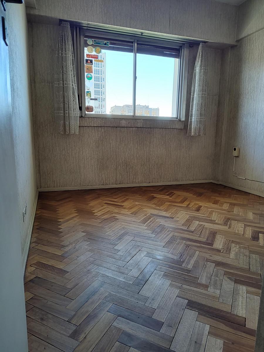 Departamento de 4 Ambientes, Al Frente con Balcón Corrido. Excelente Ubicación! 3
