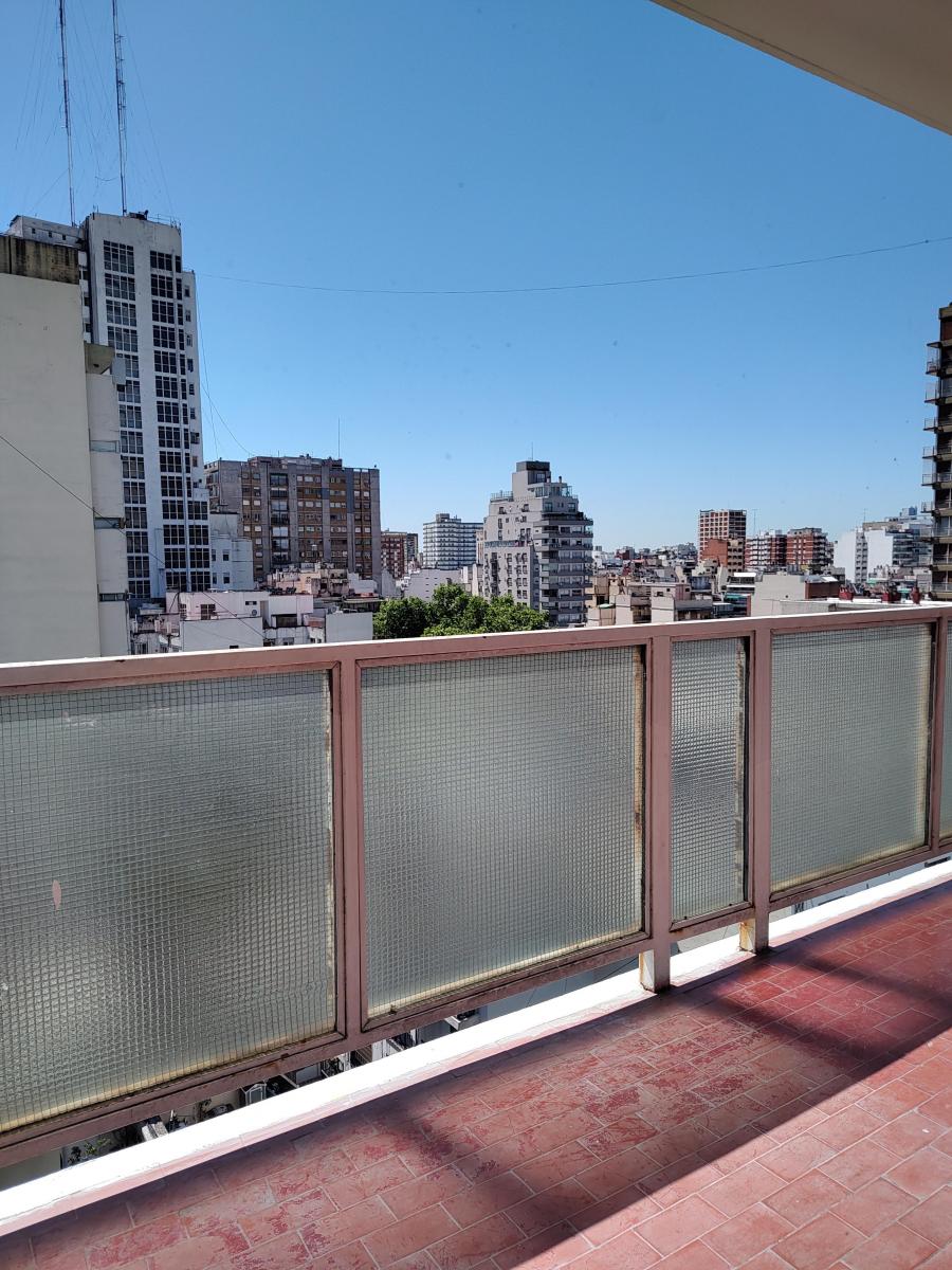 Departamento de 4 Ambientes, Al Frente con Balcón Corrido. Excelente Ubicación! 4