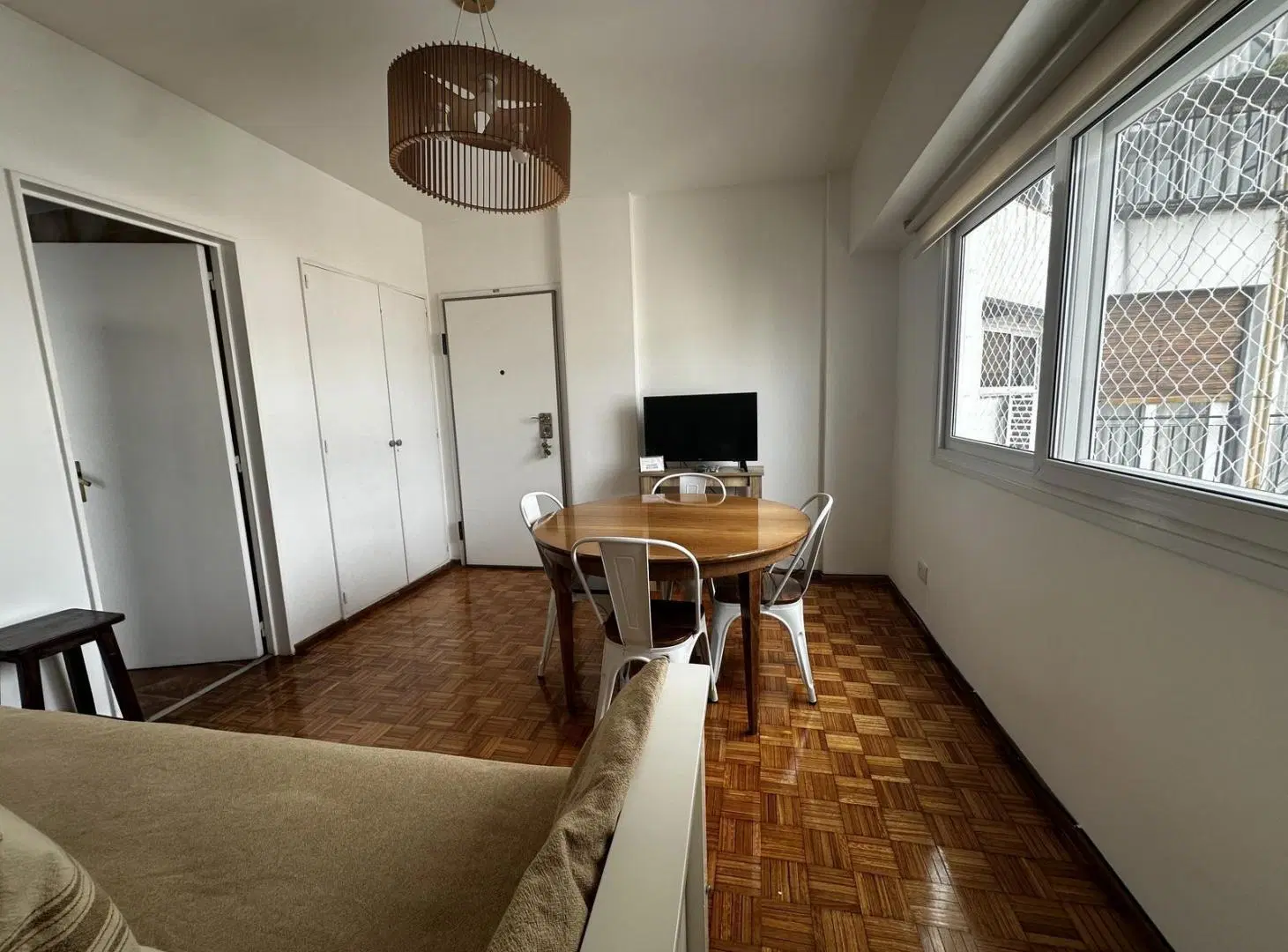 Departamento 2 ambientes amueblado Arenales y Uruguay 2