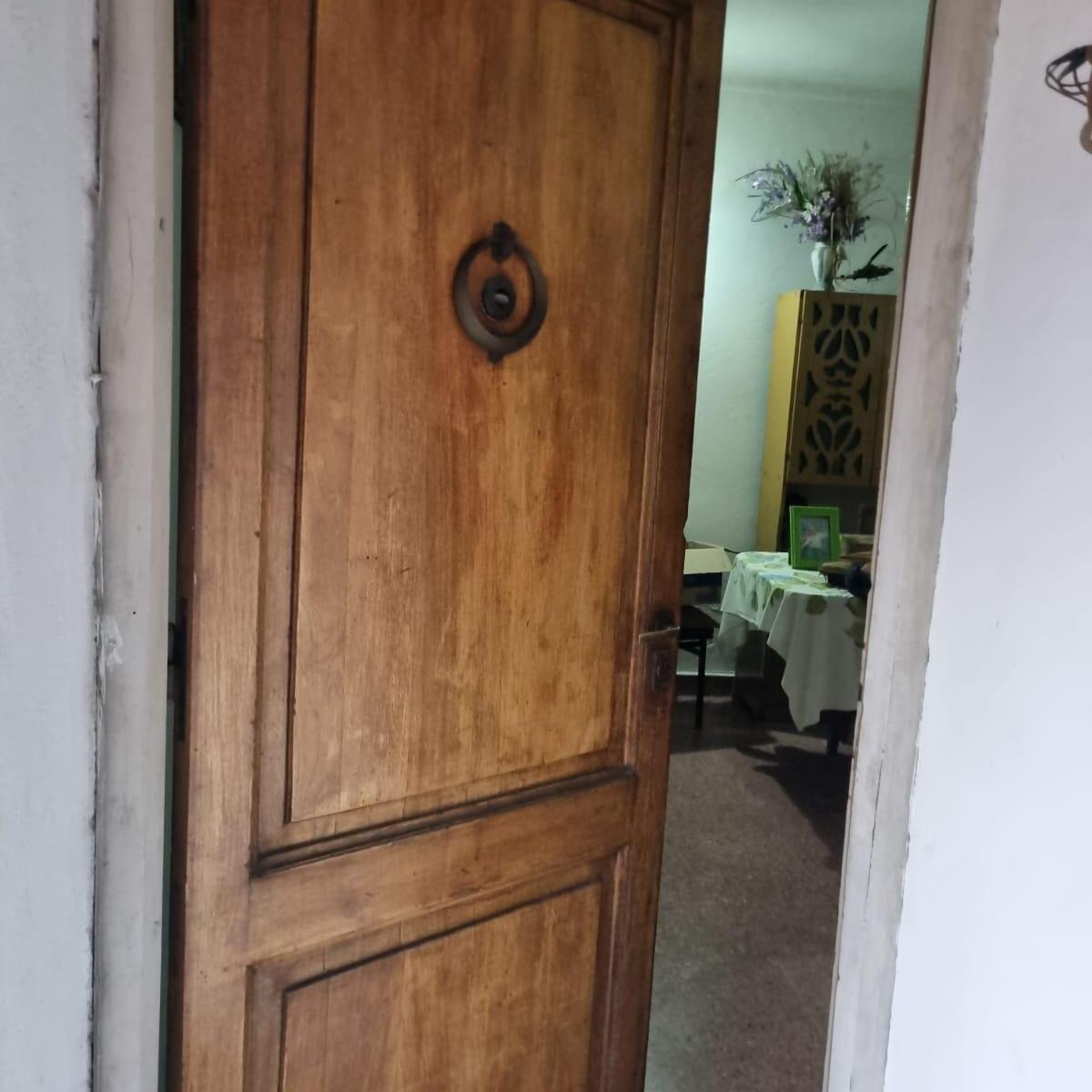 VENDE CASA CON AMPLIO FONDO R. DE ESCALADA, LANUS ESTE.