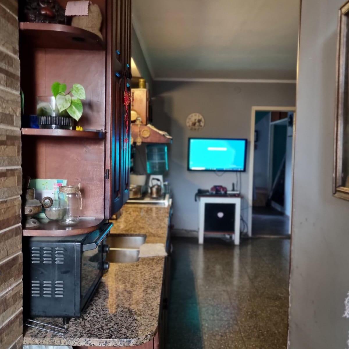 Vende 2 Deptos. en Conjunto de 3 y 4 Amb. S/Av, Lanus Este 1