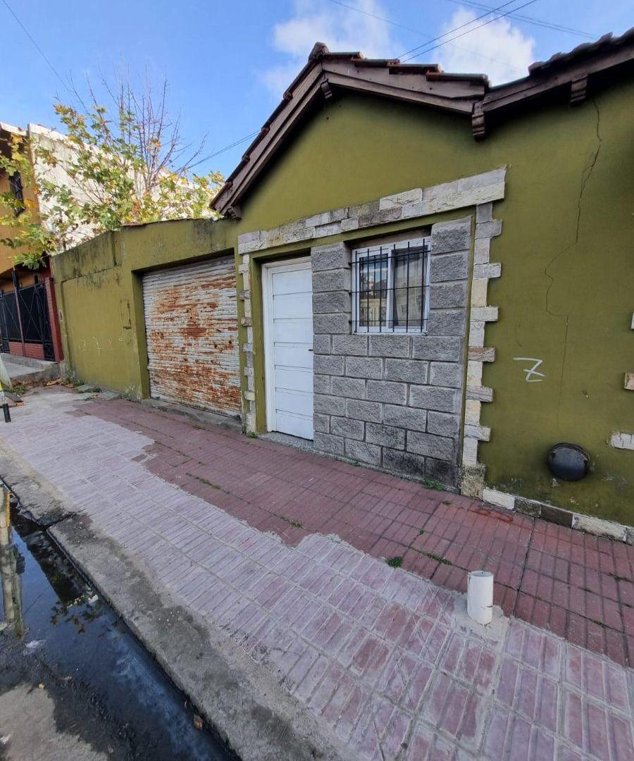 VENDE CASA AMPLIA EN LANUS ESTE
