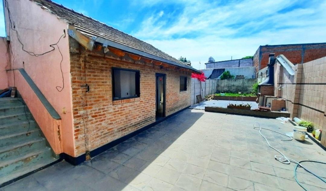 VENTA CASA 3 AMB C/ DEPTO 2 AMB. Y FONDO LIBRE