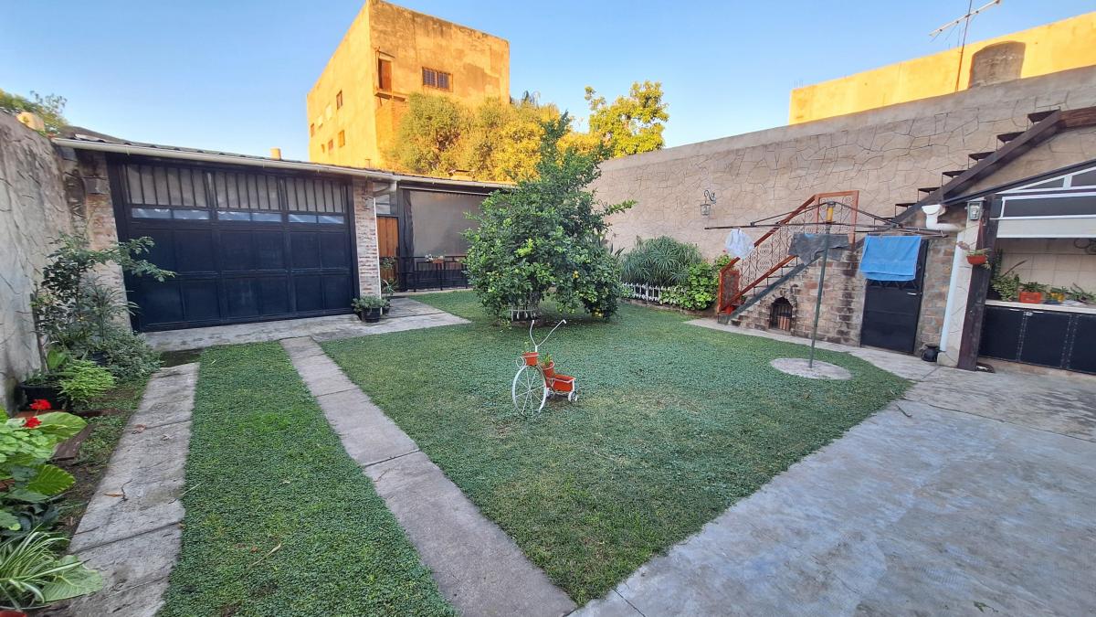 Casa 4 AMB. con cochera, jardín y quincho.