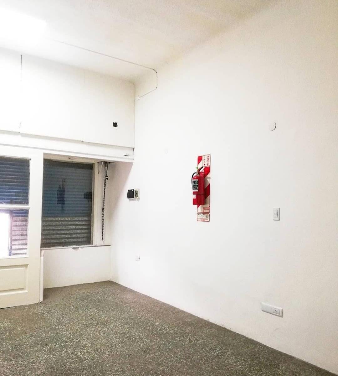 VENTA - LOCAL EN AV. CROVARA 20M2 APROX.