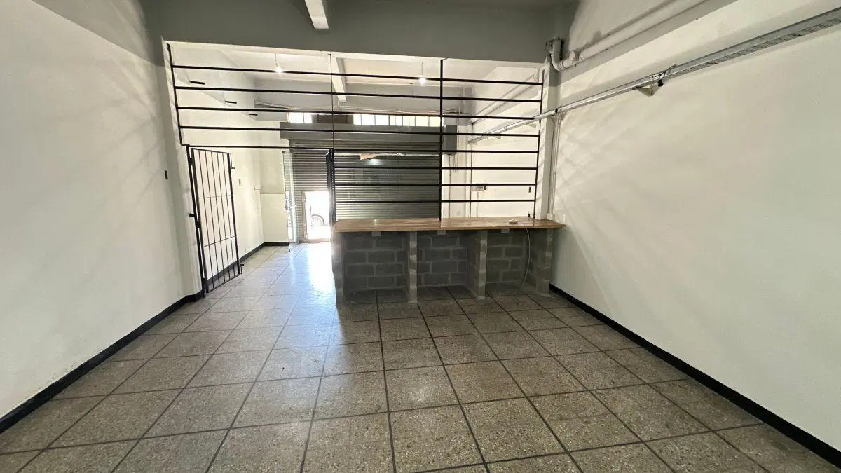 LOCAL 5X8,85M C/ OFICINA Y BAÑO, ZONA COMERCIAL. 4