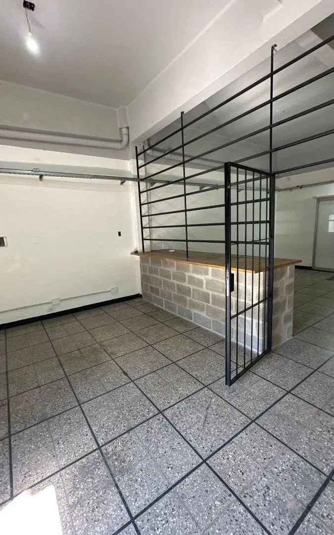 LOCAL 5X8,85M C/ OFICINA Y BAÑO, ZONA COMERCIAL. 1