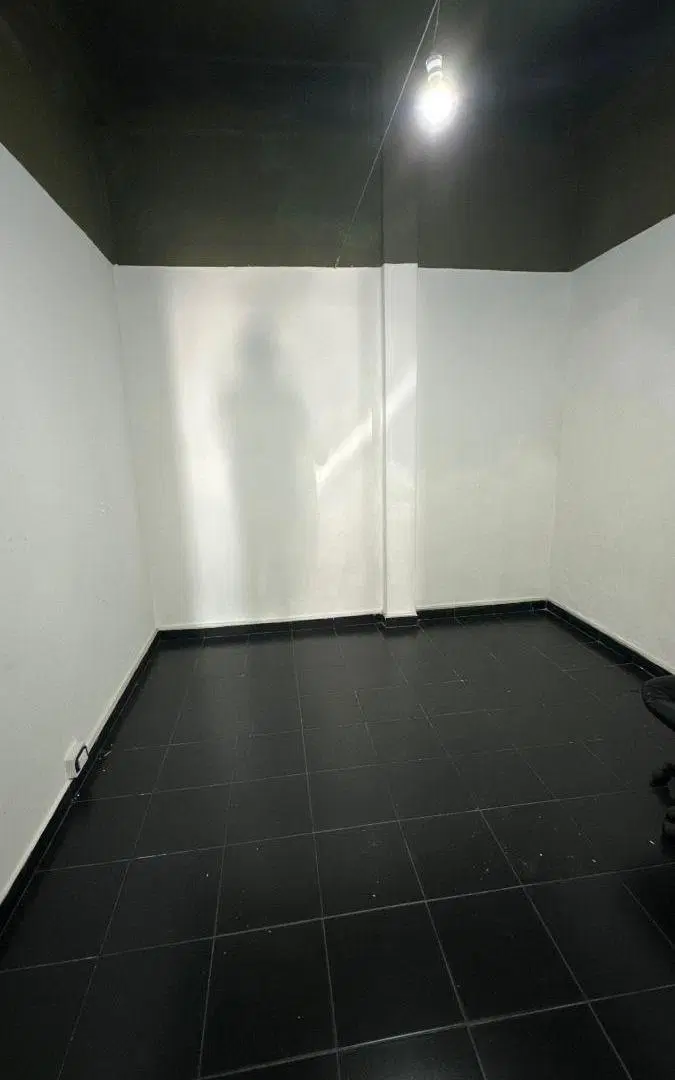 LOCAL 5X8,85M C/ OFICINA Y BAÑO, ZONA COMERCIAL. 5