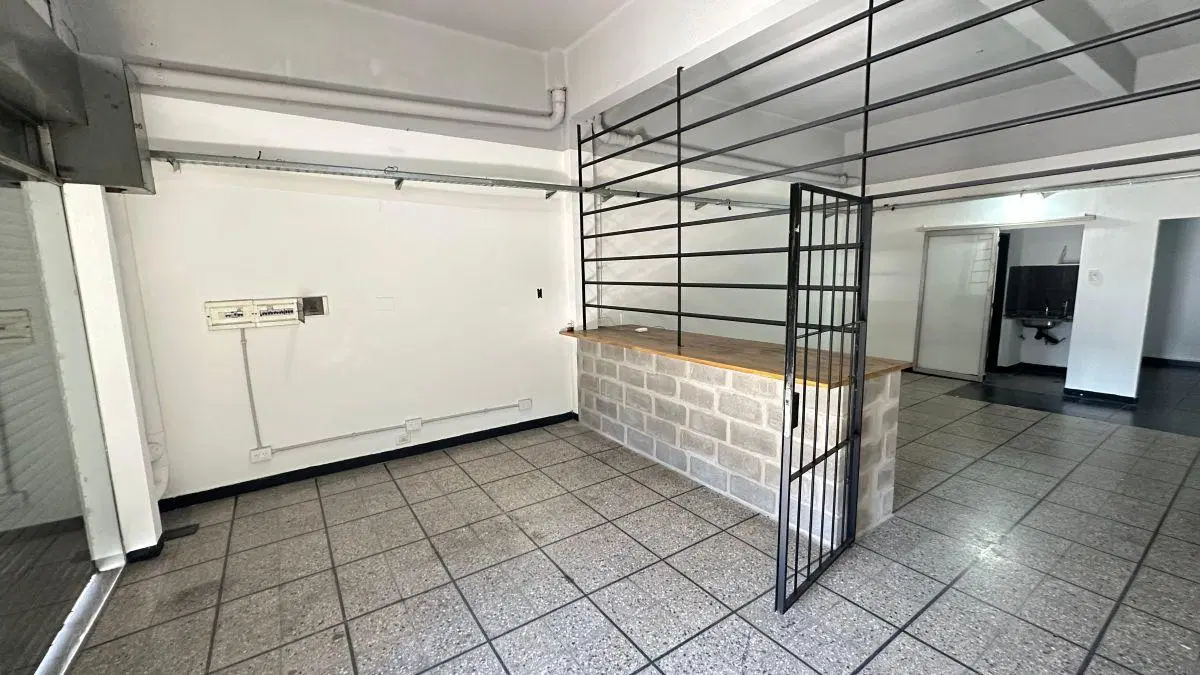 LOCAL 5X8,85M C/ OFICINA Y BAÑO, ZONA COMERCIAL. 2